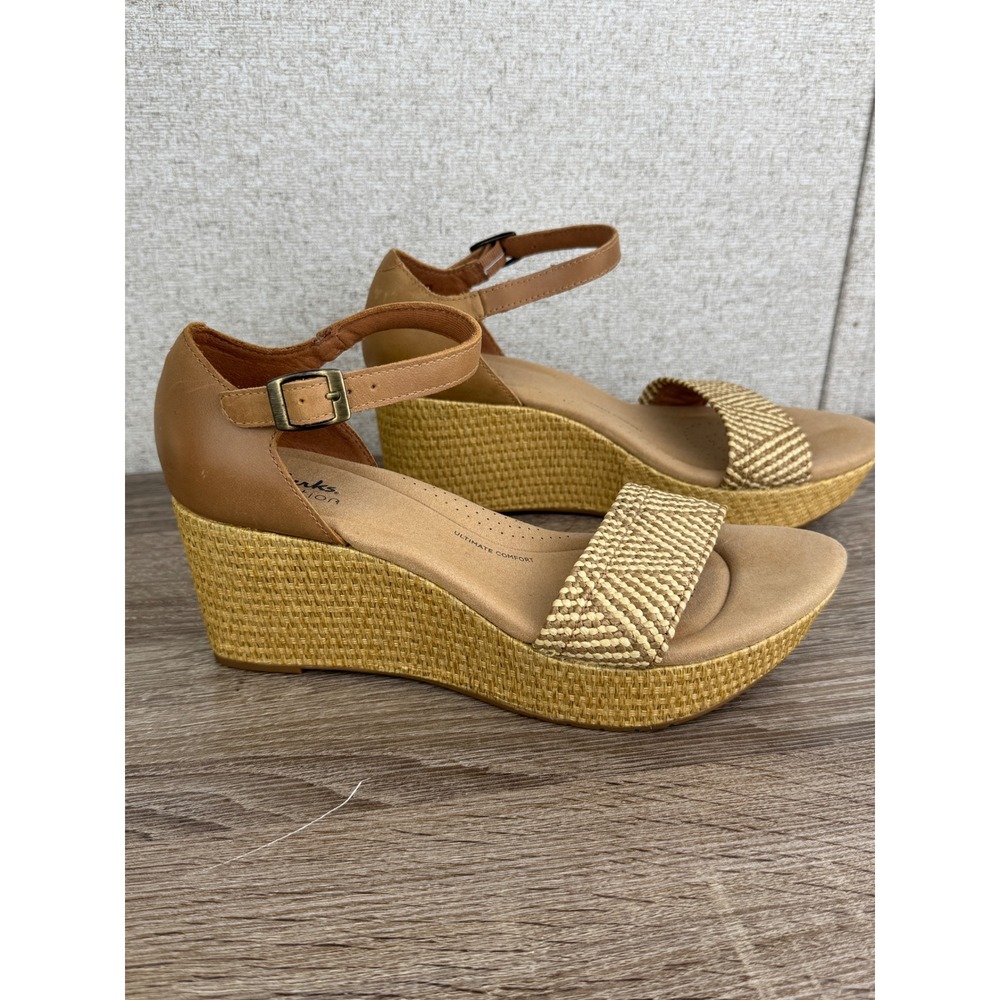 Clarks Collection Wedge Sandals — Women's US 8.5 M — Tan / Natural Raffia